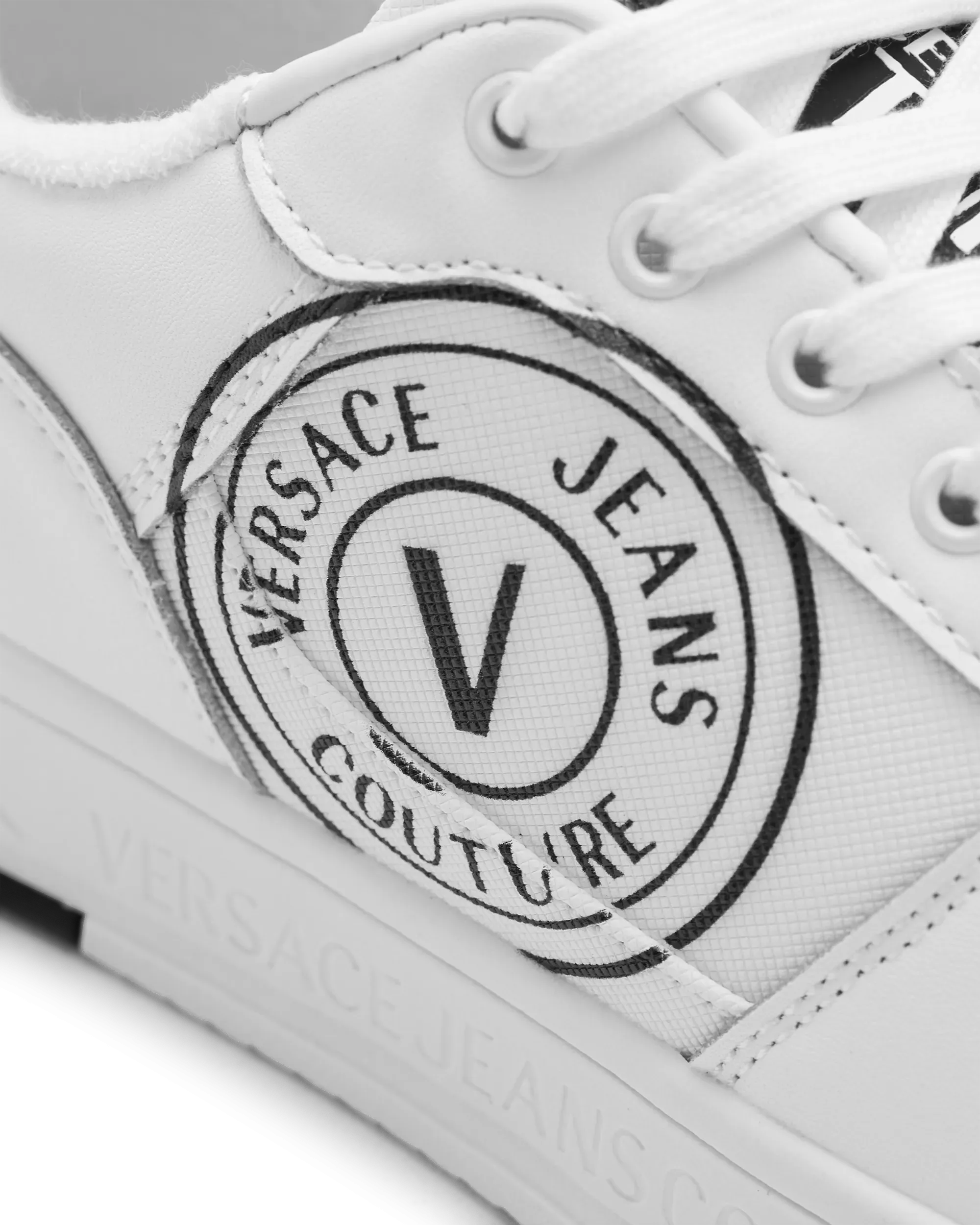 Brooklyn V-Emblem Sneakers